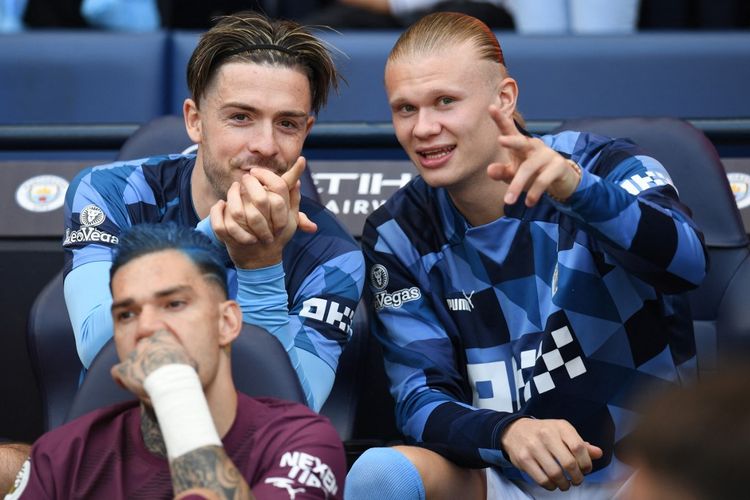 Jack Grealish (kiri) dan Erling Haaland duduk di bangku cadangan saat Manchester City menjamu Chelsea pada laga pekan ke-37 Liga Inggris 2022-2023 di Stadion Etihad, Minggu (21/5/2023) malam WIB.