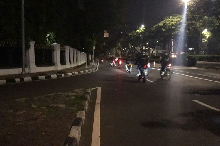 Motor melintas di dekat Istana Negara tepatnya di Jalan Majapahit, Petojo Selatan, Gambir, Jakarta Pusat pada Minggu (17/1/2021) dini hari. Jalan yang lurus dari Jalan Hayam Wuruk ke Jalan Majapahit menggoda pengendara motor untuk ngebut.