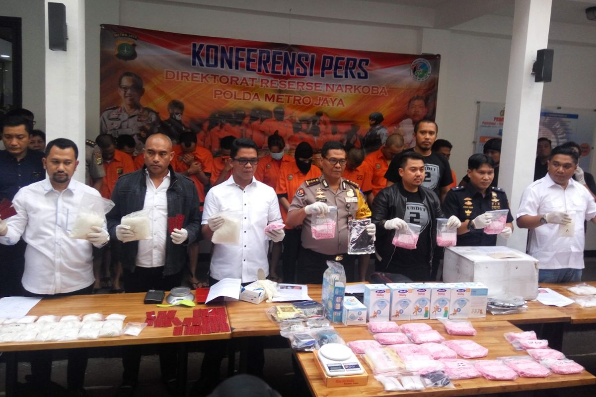 Polisi saat menunjukan barang bukti narkoba di Mapolda Metro Jaya, Rabu (27/12/2017).