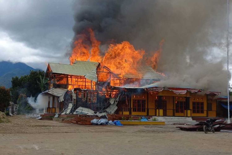 Kantor sementara Bupati Dogiyai terbakar, Dogiyai, Papua Tengah, Sabtu (8/4/2023)
