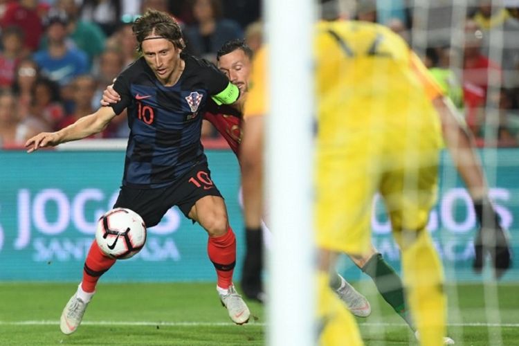 Aksi kapten Kroasia, Luka Modric, saat laga uji coba melawan Portugal, Kamis (6/9/2018) atau Jumat dini hari WIB.