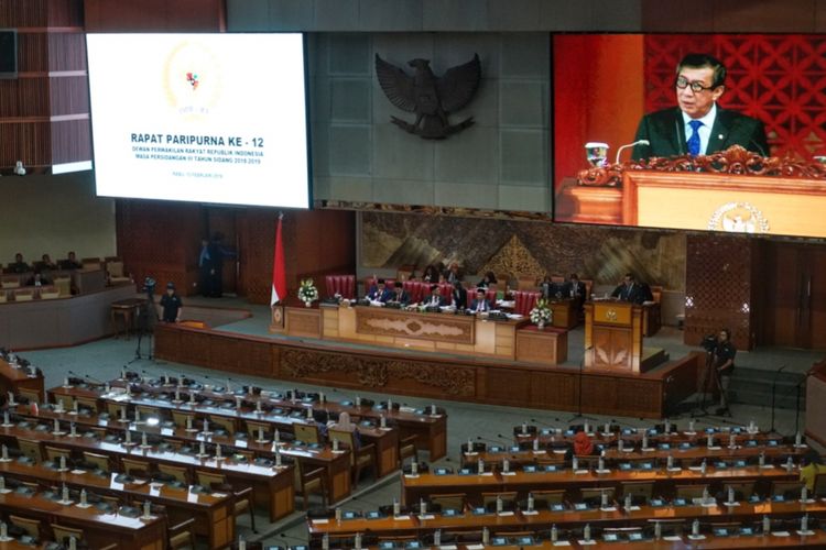 Menteri Hukum dan HAM (Menkumham) Yasonna Laoly saat memberikan tanggapan akhir pemerintah dalam Rapat Paripurna Ke-12 Masa Persidangan III di Kompleks Parlemen, Senayan, Jakarta, Rabu (13/2/2019). 
