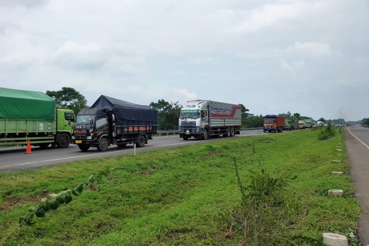 Tol Cipali memberlakukan contraflow di sekitar ruas jalan yang amblas (9/2/2021).