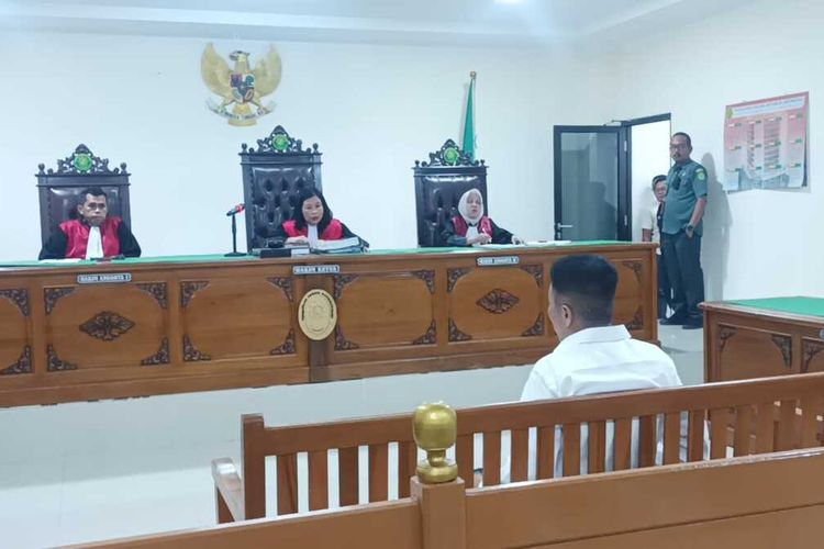Annar Salahuddin Sampetoding, terdakwa kasus uang palsu UIN Alauddin Makassar membeberkan suap Rp 5 miliar terhadap jaksa di depan majelis hakim pengadilan negeri (PN) Sungguminasa, Kabupaten Gowa, Sulawesi Selatan. Rabu, (27/8/2025).