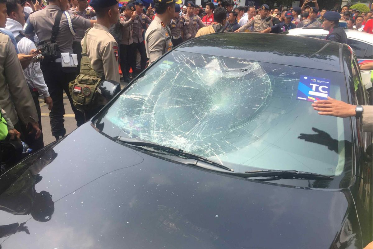 Mobil sedan Toyota Camry hitam bernopol B-1311-PAB menabrak seorang anak kecil yang tengah berjalan di trotoar di depan seberang loket penjualan tiket bulu tangkis, Jalan Pintu I Gelora Bung Karno, Jakarta Pusat, Rabu (22/8/2018) siang. Mobil sedan berstiker  Asian Games 2018 dengan tulisan TC itu meluncur dari arah parkiran gedung Pusat Pengelolaan Kompek Gelora Bung Karno Hotel Atlet Century Park yang berada di seberang loket tiket.