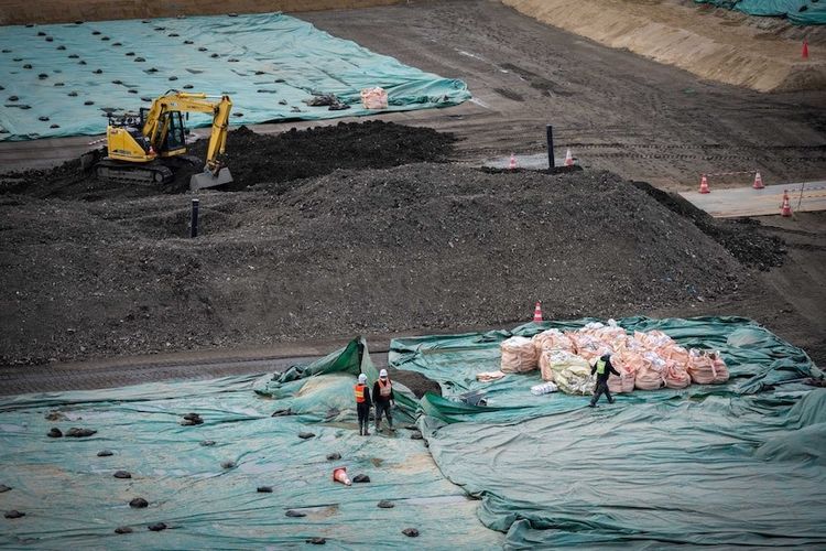 Pembangunan tempat penampungan sementara limbah nuklir PLTN Fukushima.