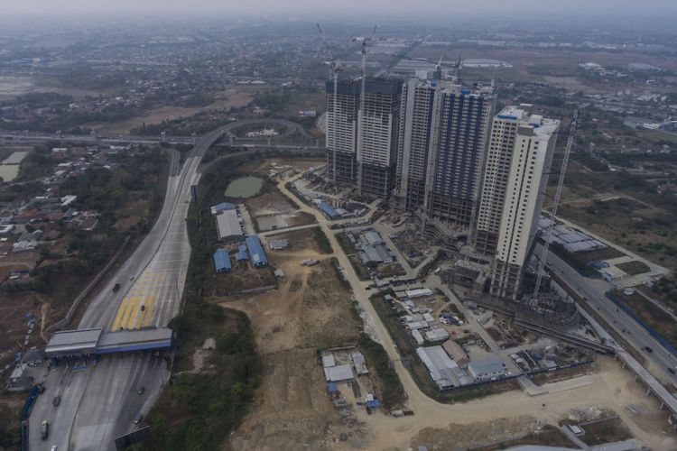 Foto aerial pembangunan gedung-gedung apartemen di kawasan Meikarta, Cikarang, Kabupaten Bekasi, Jawa Barat, Selasa (16/10/2018). KPK menetapkan Bupati Bekasi Neneng Hasanah Yasin dan Direktur Operasional Lippo Group Billy Sindoro menjadi tersangka kasus dugaan suap ijin proyek pembangunan Meikarta. ANTARA FOTO/Hafidz Mubarak A/wsj.