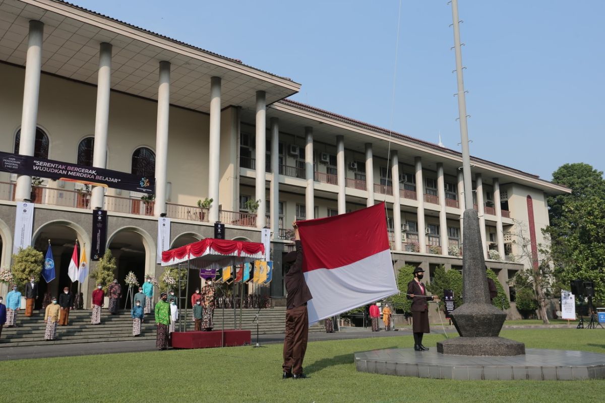 Universitas Gadjah Mada (UGM) Yogyakarta memperingati Hari Pendidikan Nasional (Hardiknas) di Balairung UGM, Minggu (2/5/2021).