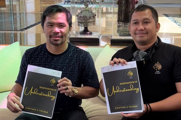 Manny Pacquiao dan Fahd Adityo Oscar alias King Fahd saat menandatangani  Memorandum of Understanding (MoU) terkait pembangunan sekolah tinju di Indonesia.