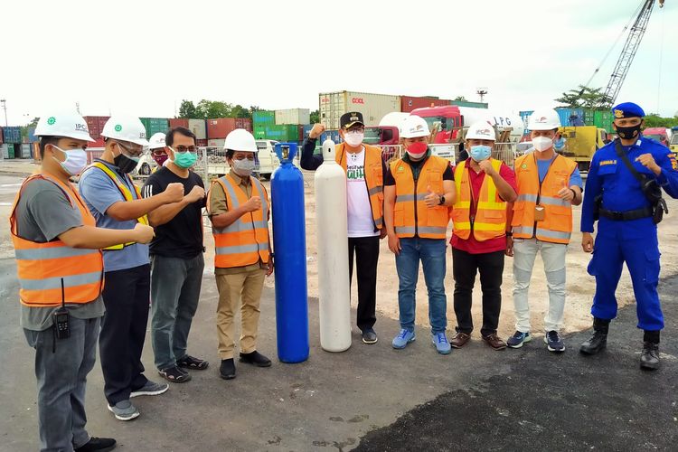 Forkopimda saat menerima kiriman tabung oksigen dari Mabes Polri di Tanjung Pandan, Belitung, Minggu (8/8/2021).
