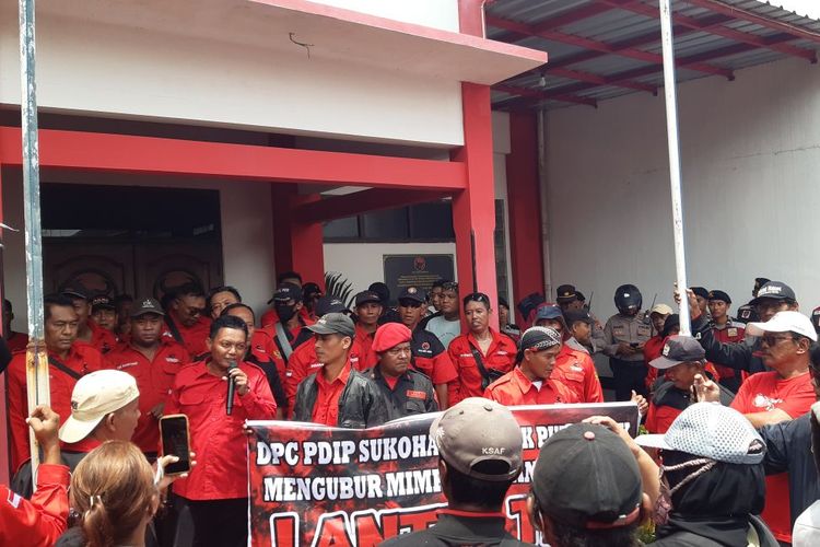 Pengurus ranting dan simpatisan PDI-P Kecamatan Weru, Mojolaban dan Baki, Kabupaten Sukoharjo, Jawa Tengah menggeruduk Kantor Dewan Pimpinan Cabang (DPC) PDI-P Sukoharjo, Senin (18/3/2024).