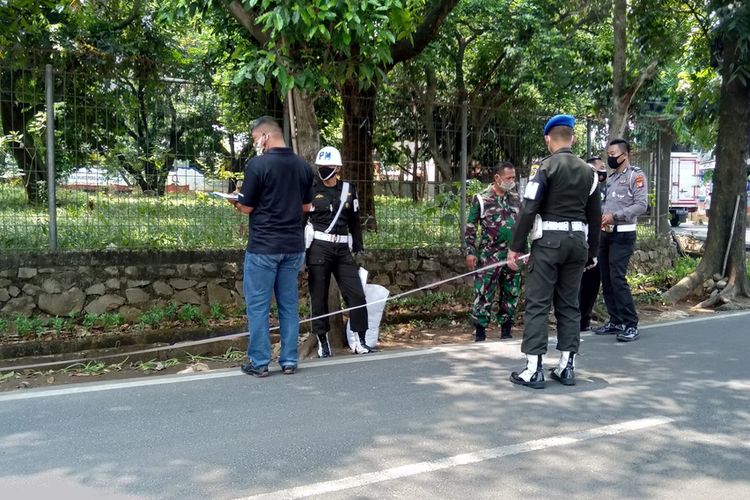 Olah tempat kejadian perkara (TKP) dilakukan Petugas TNI di Jalan Sapi Perah, Pondok Ranggon, Cipayung, Jakarta Timur, Jumat (18/9/2020)