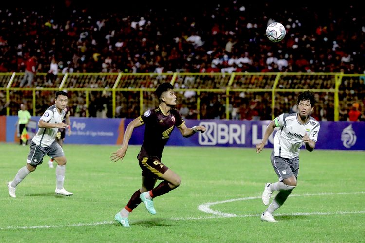Pemain PSM Makassar Ramadhan Sananta dan pemain Persib Bandung Ahmad Jupriyanto berlari mengejar bola saat pertandingan pekan ke-7 Liga 1 2022-2023 yang berakhir dengan skor 5-1 di Stadion Gelora BJ Habibie Pare-pare, Senin (29/8/2022) malam. Terkini, laga Persib Bandung vs PSM Makassar bakal tersaji pada pekan ke-24 Liga 1, Selasa (14/2/2023).