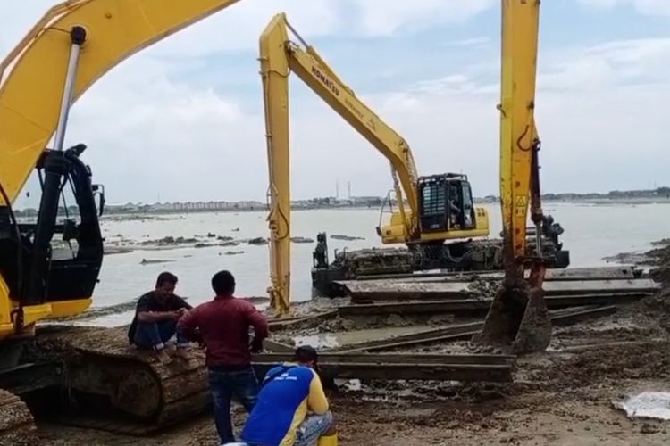 Alat berat disiagakan di lokasi penambalan tanggul jebol Sungai Wulan di Dukuh Norowito, Desa Ketanjung, Kecamatan Karanganyar, Kabupaten Demak, Kamis (18/4/2024).