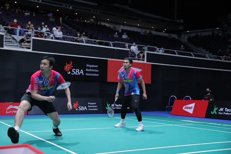 Pasangan ganda putra Mohammad Ahsan/Hendra Setiawan saat beraksi pada Singapore Open 2022 yang berlangsung dari 12-17 Juli 2022.