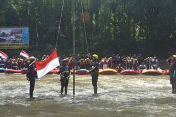 Para pelaku wisata arung jeram menggelar upacara bendera dalam rangka HUT ke-71 Kemerdekaan RI, di Sungai Elo, Dusun Banar, Desa Deyangan, Kecamatan Mungkid, Kabupaten Magelang, Rabu (17/8/2016) siang.