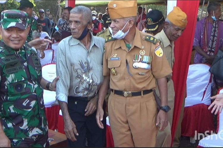 Kepala Staf Angkatan Darat (KSAD) TNI, Jenderal Dudung Abdurachman, bertemu sejumlah veteran asal Timor Timur (Timtim) di NTT
