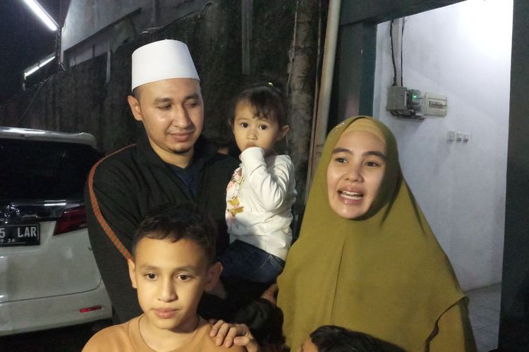 Kartika Putri dan Habib Usman bin Yahya serta anak-anaknya ditemui di kawasan Cilandak, Jakarta Selatan baru-baru ini. 