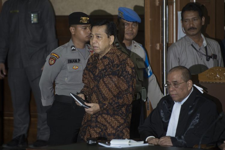 Terdakwa kasus korupsi KTP Elektronik Setya Novanto (tengah) memasuki ruangan untuk menjalani sidang dengan agenda tanggapan jaksa terhadap eksepsi di Pengadilan Tipikor, Jakarta, Kamis (28/12). Jaksa penuntut umum menyatakan tetap pada dakwaan semula. ANTARA FOTO/Rosa Panggabean/aww/17. 