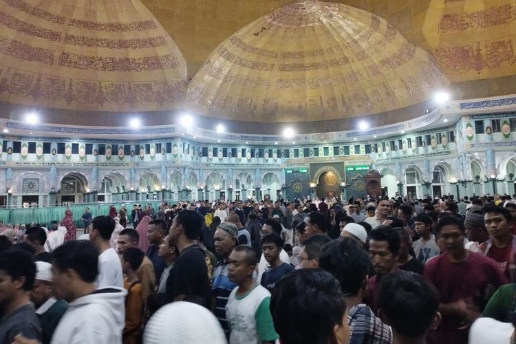 Ribuan warga mengunjungi destinasi wisata religi di Kota Tangerang, Masjid Raya Al A'zhom selama momen libur Tahun Baru 2024, Senin (1/1/2024).