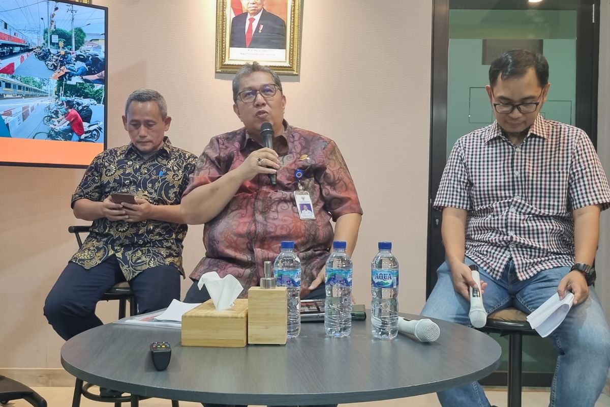 Direktur Jenderal Perkeretaapian Kemenhub Risal Wasal saat media briefing tentang Upaya Penanganan Perlintasan Sebidang Kereta Api di Gedung Kemenhub, Jakarta, Jumat (4/8/2023).
