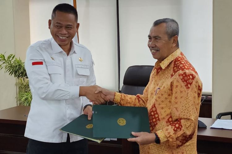 Gubernur Riau (Gubri) Syamsuar menandatangani nota kesepahaman atau memorandum of understanding (MoU) dengan Kepala Badan Standardisasi Instrumen Pertanian (BSIP) Kementerian Pertanian (Kementan) Fadjry Djufry di Kantor BSIP Kementan, Jakarta, Rabu (12/7/2023).