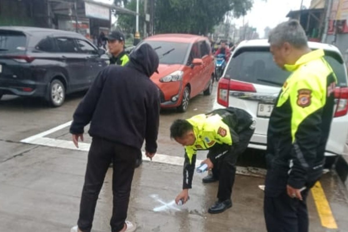 Polisi melakukan olah TKP kecelakaan beruntun di Jalan Raya M. Toha, Kecamatan Parung Panjang, Kabupaten Bogor, Kamis (22/1/2026). Dok polres
