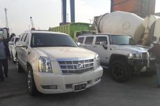 Petugas Geleng-geleng Lihat Mobil Mewah Sitaan KPK di Tanjung Priok