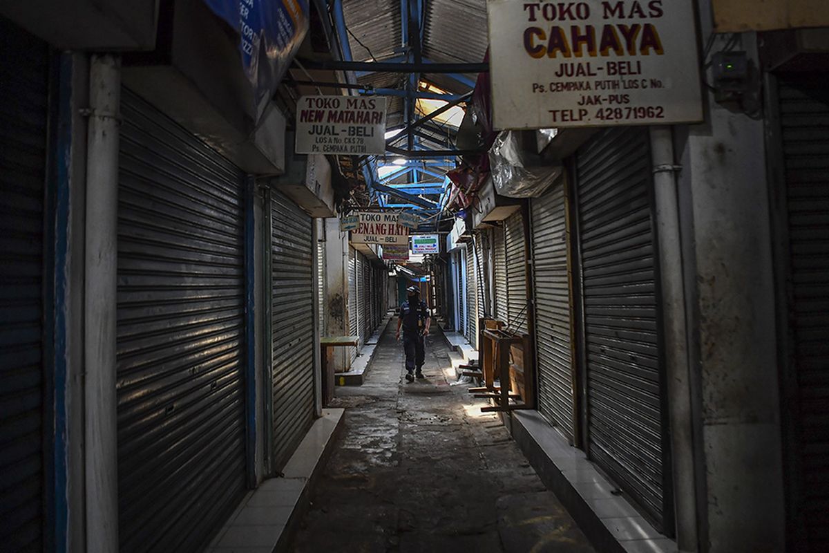 Petugas keamanan berjaga di Pasar Cempaka Putih, Jakarta, Senin (13/7/2020). Pengelola Pasar Cempaka Putih menutup sementara pasar tersebut dari Senin (13/7) hingga Rabu (15/7) menyusul 41 orang pedagang terkonfirmasi positif COVID-19 berdasarkan hasil tes usap (swab test) dengan metode Polymerase Chain Reaction (PCR). ANTARA FOTO/Nova Wahyudi/wsj.