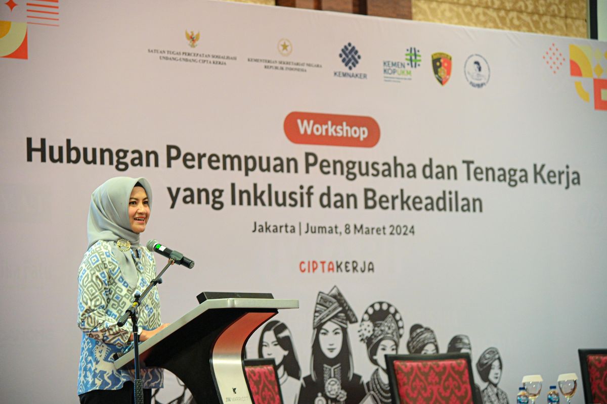 Ketua Kelompok Kerja (Pokja ) Sinergi Substansi Sosialisasi Satgas UU Cipta Kerja Tina Talisa dalam workshop bersama Ikatan Wanita Pengusaha Indonesia (IWAPI) di Jakarta, Jumat (8/3/2024). 

