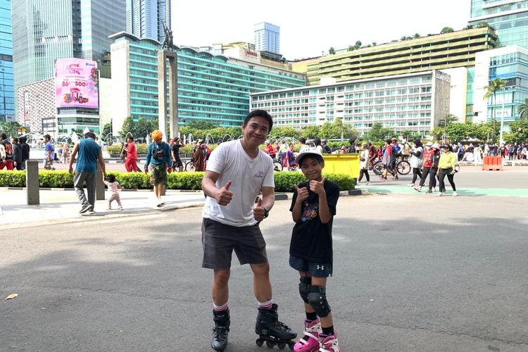 Zaila bersama ayahnya Paul berolahraga bermain sepatu roda di area Hari Bebas Kendaraan Bermotor (HBKB) kawasan Bundaran Hotel Indonesia (HI), Jakarta Pusat, Minggu (4/12/2022).