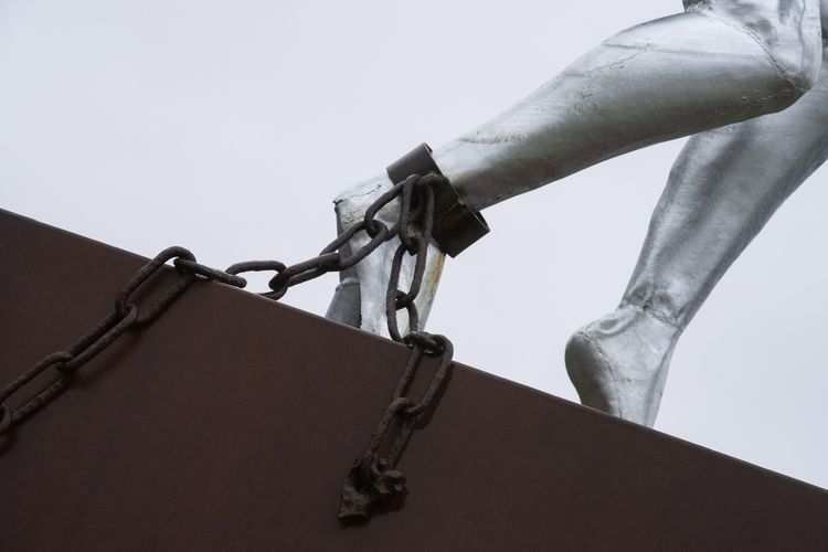 Clave, monumen perbudakan yang dibangun Alex da Silva, berdiri di Rotterdam, Belanda, Senin (19/12/2022). Perdana Menteri Belanda Mark Rutte meminta maaf atas perbudakan selama 250 tahun yang dilakukan negaranya saat masa kolonial.