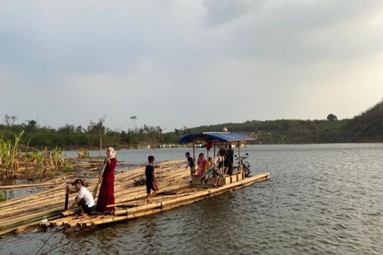 Warga Berkunjung ke 'Kampung Tenggelam' di Proyek Genangan Bendungan Karian, Kamis (23/11/2023).
