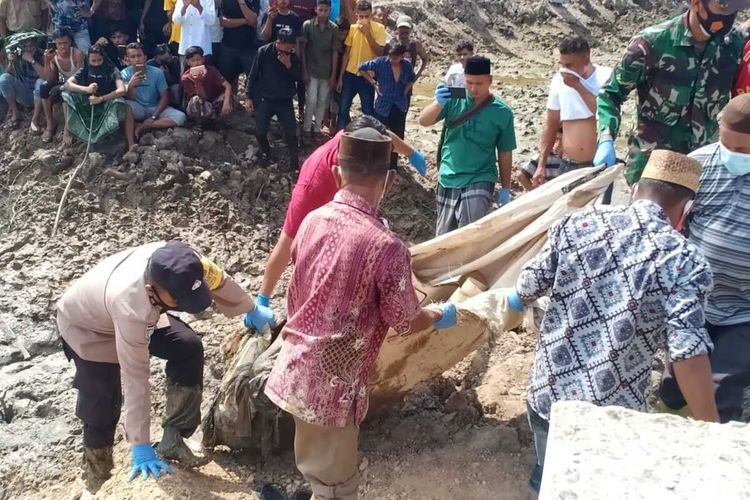 Mayat pria tanpa identitas ditemukan warga dalam karung di Desa Jeungki, Kecamatan Peureulak Timur, Kabupaten Aceh Timur, Selasa (20/7/2021)