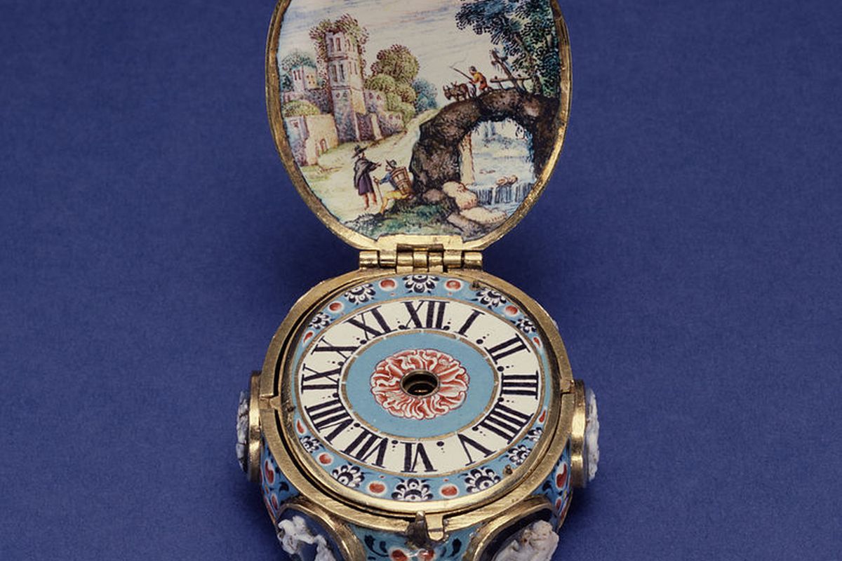 Ilustrasi arloji portabel klasik buatan Johan Ferdinand Mehrer asal Jerman.
Sebelum ditemukan jam tangan, arloji portabel berkembang di Jerman. Peter Henlein adalah tukan kunci yang menjadi pencetus arloji portabel, cikal bakal dari jam tangan masa kini.