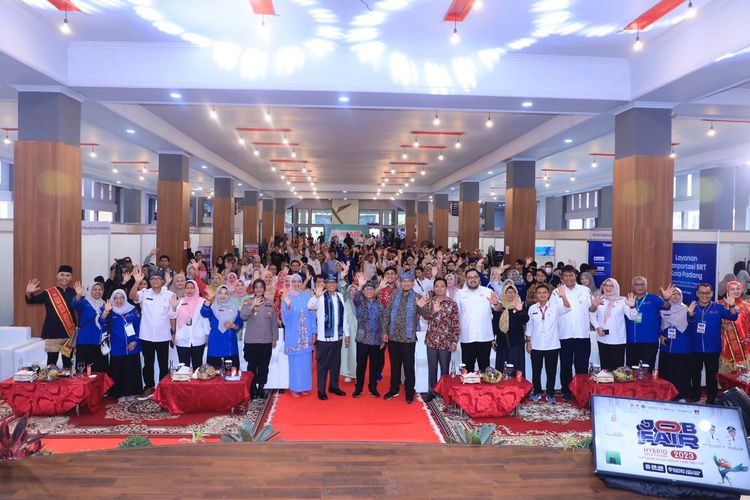 Kementerian Ketenagakerjaan (Kemenaker) membuka Job Fair Hybrid Kota Padang 2023 di Gedung Youth Center, Padang, Sumatera Barat (Sumbar), Rabu (25/10/2023).


