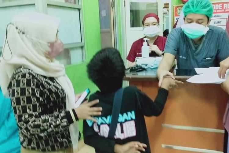 Anak korban kekerasan, A (11) setelah melakukan pemeriksaan visum. Korban disiksa oleh ibu kandungnya sendiri.