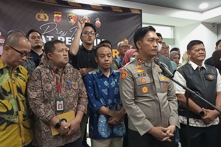 Kapolres Bogor AKBP Rio Wahyu Anggoro saat konferensi pers hasil tes DNA silang terhadap dua ibu bayi di Bogor, Jawa Barat, Jum'at (25/8/2023) malam.