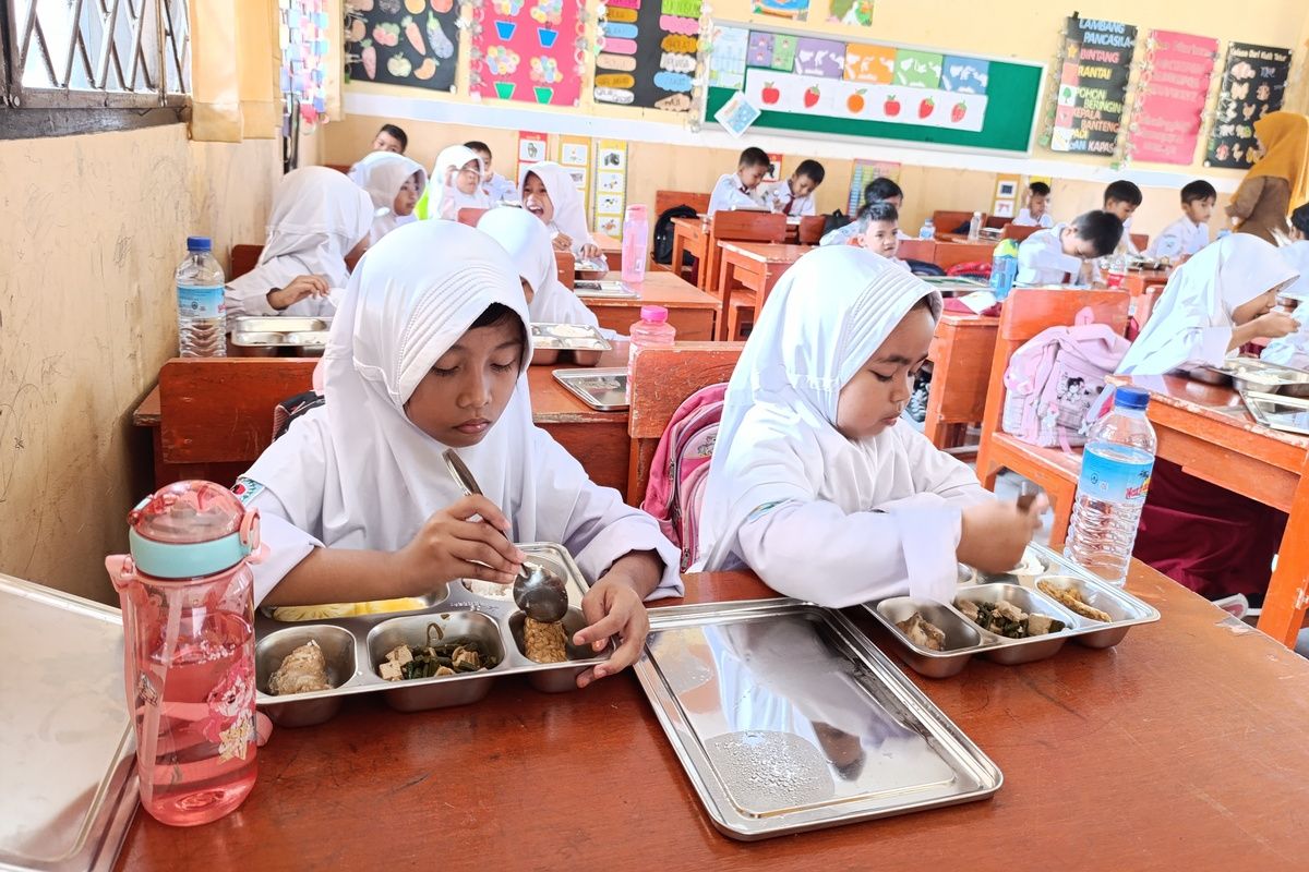 Ilustrasi Makan Bergizi Gratis. Pola makan sehat di sekolah bisa jadi inspirasi orang tua untuk membiasakan anak mengonsumsi makanan bergizi di rumah.