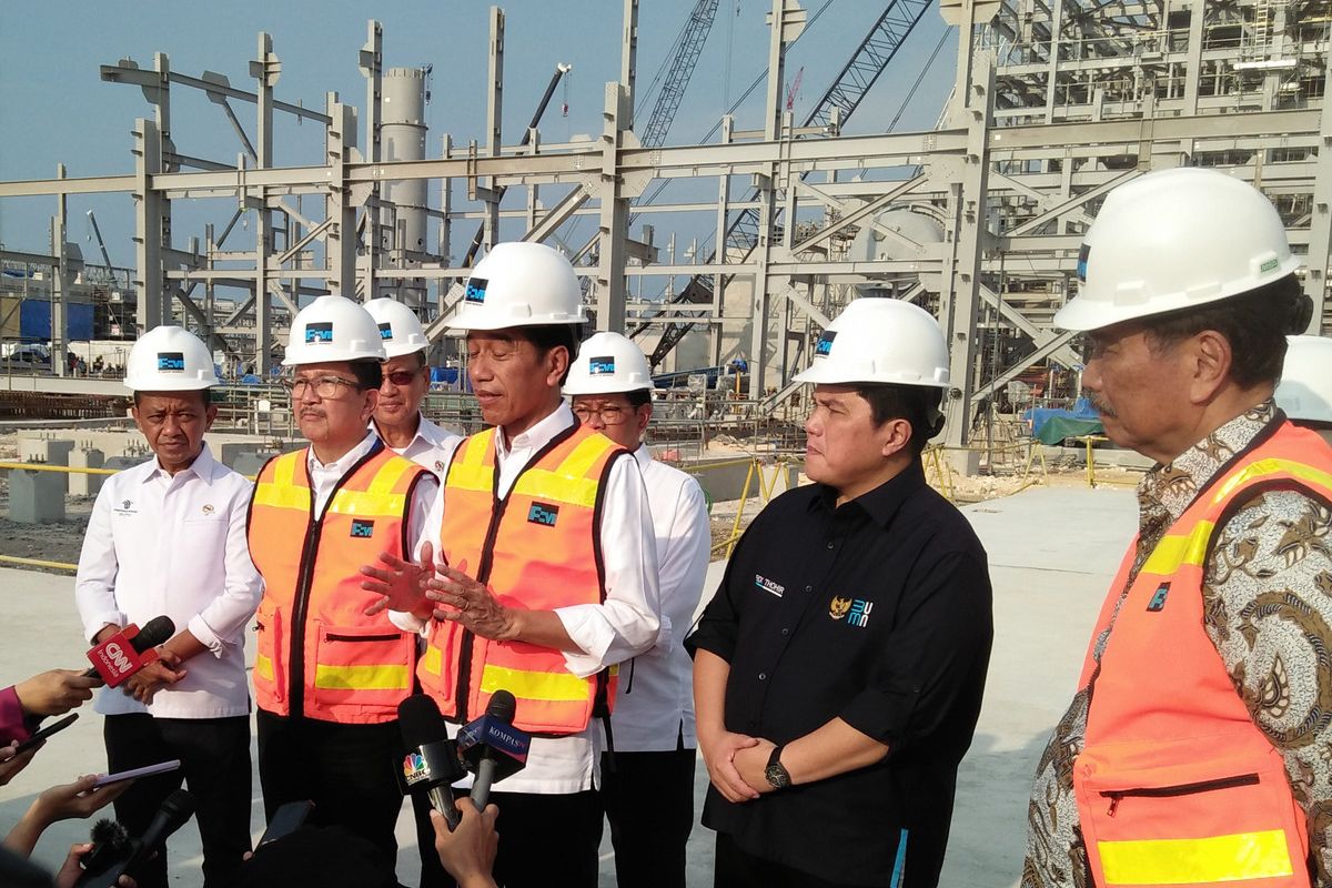 Presiden Joko Widodo (Jokowi) memberi keterangan kepada awak media, usai meninjau.pembangunan smelter PT Freeport Indonesia di JIIPE, Kawasan Ekonomi Khusus (KEK) Gresik, Jawa Timur, Selasa (20/6/2023).