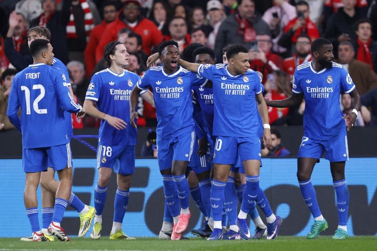 Penyerang Real Madrid Vinicius Junior merayakan gol pertama timnya pada laga leg pertama babak play-off knockout Liga Champions UEFA antara SL Benfica dan Real Madrid CF di Estadio da Luz di Lisbon pada 17 Februari 2026.