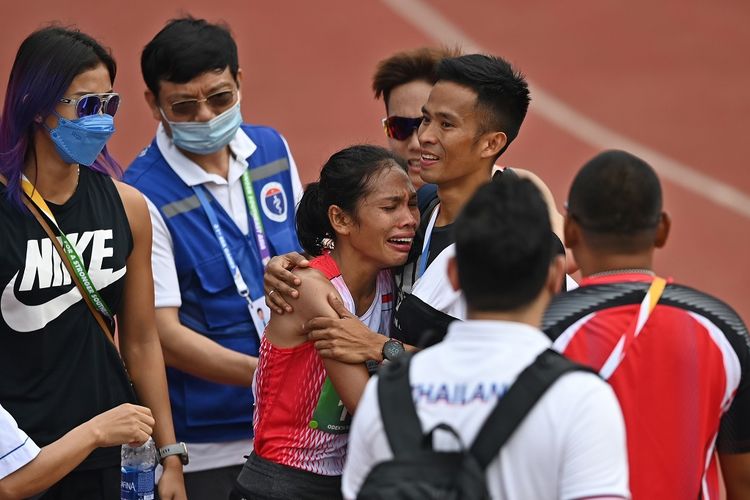 Pelari Indonesia Odekta Elvina Naibaho (tengah) menangis usai memenangi nomor lari maraton putri SEA Games Vietnam 2021 di Stadion Nasional My Dinh, Hanoi, Vietnam, Kamis (19/5/2022). Odekta berhasil merebut medali emas setelah menempuh jarak sejauh 42 kilometer dan finis pertama dengan catatan waktu 2 jam 55 menit 27 detik. ANTARA FOTO/Aditya Pradana Putra/foc.