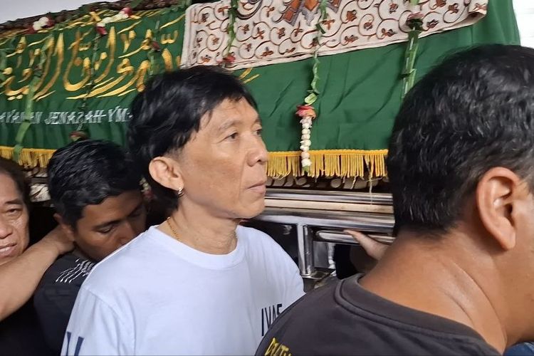 Bimbim Slank Tandu Jenazah Bunda Iffet ke Masjid untuk Disalatkan