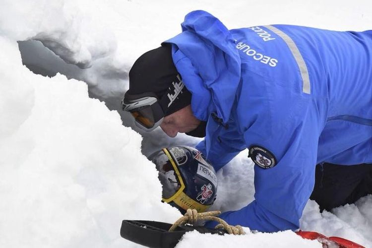 Seorang anggota regu penyelamat berupaya mengevakuasi pemain ski yang terkubur longsoran salju. (Twitter/Gerard Collomb)
