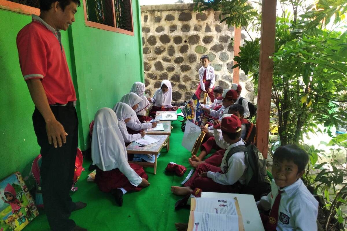 Sebagian siswa SDN 2 Mlilir terpaksa belajar di teras, Senin (14/11/2022). Gegaranya, pondasi sekolah tersebut ambrol pada Selasa (8/11/2022) lalu