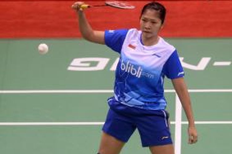 Pebulu tangkis tunggal putri Indonesia, Linda Wenifanetri, mengembalikan kok ke arah pemain Australia, Tara Pilven, pada babak penyisihan Grup X Piala Thomas 2014 di Siri Fort Stadium, New Delhi, India, Minggu 918/5/2014).