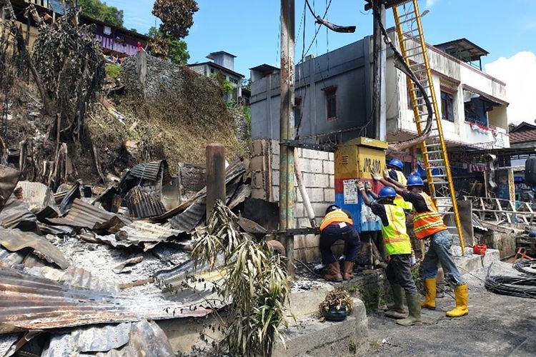 Petugas memperbaiki jaringan listrik terbakar pasca-kerusuhan di Jayapura, Sabtu (31/8/2019).