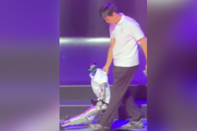 Robot humanoid AGIBOT Expedition A3 digeret keluar panggung setelah mendadak ambruk saat berjoget ala Michael Jackson.