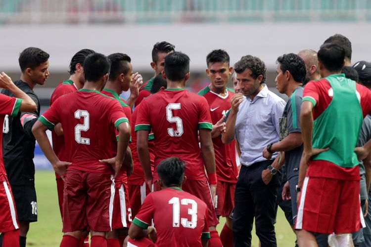 Pemain timnas Indonesia mendapat pengarahan pelatih timnas Indonesia, Luis Milla saat pertandingan persahabatan Indonesia melawan Myanmar di Stadion Pakansari, Cibinong, Bogor, Jawa Barat, Selasa (21/3/2017). Indonesia kalah 1-3 melawan Myanmar. KOMPAS IMAGES/KRISTIANTO PURNOMO