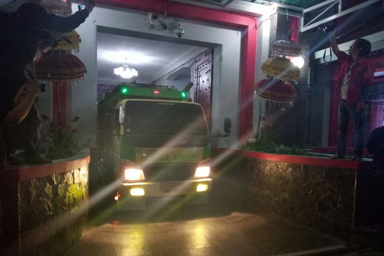 terlihat truk bermuatan puing bongkaran saung keluar dari lapas sukamiskin. saat ini petugas kamtib lapas dan rutan se jawa barat tengah membongkar saung yang merupakan fasilitas mewah di lapas sukamiskin.